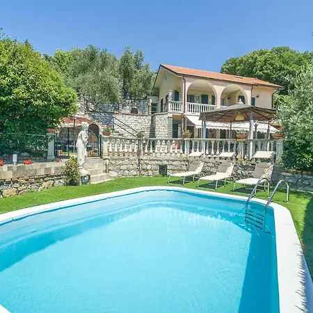 Holiday home 5 Bedroom Stunning In Chiavari