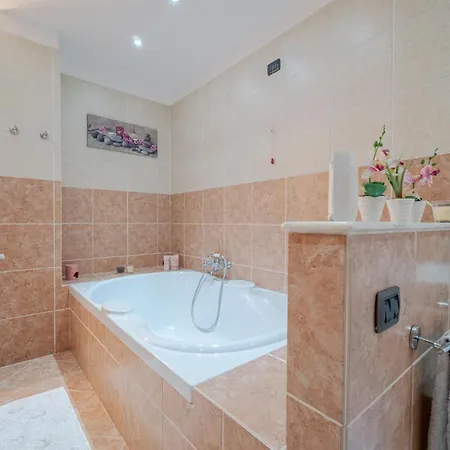 5 Bedroom Stunning In * Chiavari