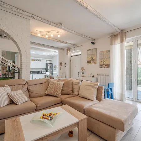 Holiday home 5 Bedroom Stunning In Chiavari