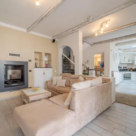 Holiday home 5 Bedroom Stunning In Chiavari