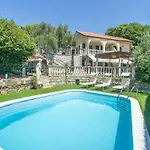 Hébergement de vacances 5 Bedroom Stunning In Chiavari