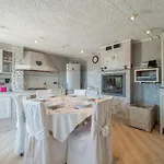 5 Bedroom Stunning In Сasa de vacaciones Chiavari