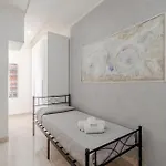 5 Bedroom Stunning In Hébergement de vacances Chiavari