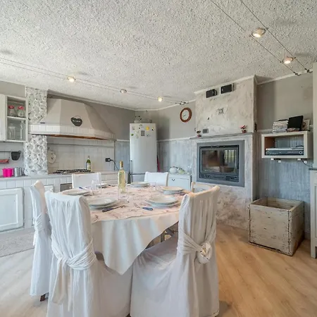 5 Bedroom Stunning In Σπίτι διακοπών Chiavari