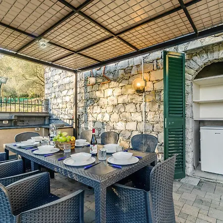 5 Bedroom Stunning In Chiavari