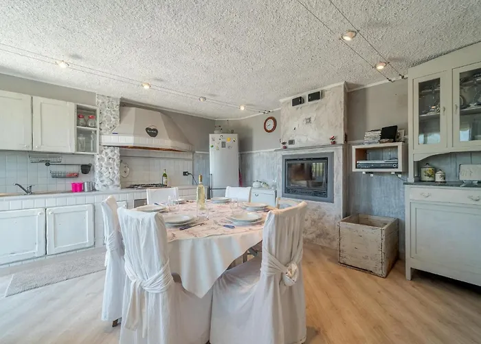 5 Bedroom Stunning In Сasa de vacaciones Chiavari