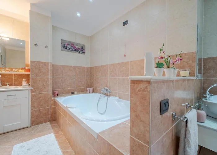 5 Bedroom Stunning In * Chiavari