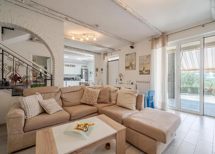 Сasa de vacaciones 5 Bedroom Stunning In Chiavari